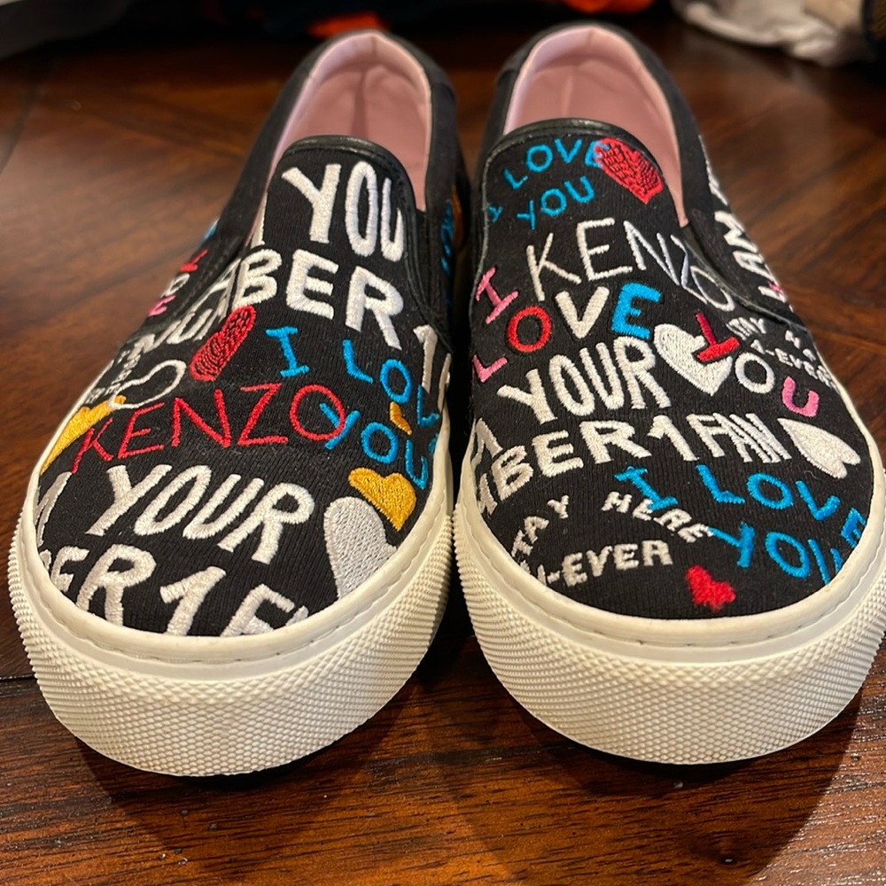 Kenzo slip on sneaker. Rubber sole. Embroidered canvas upper